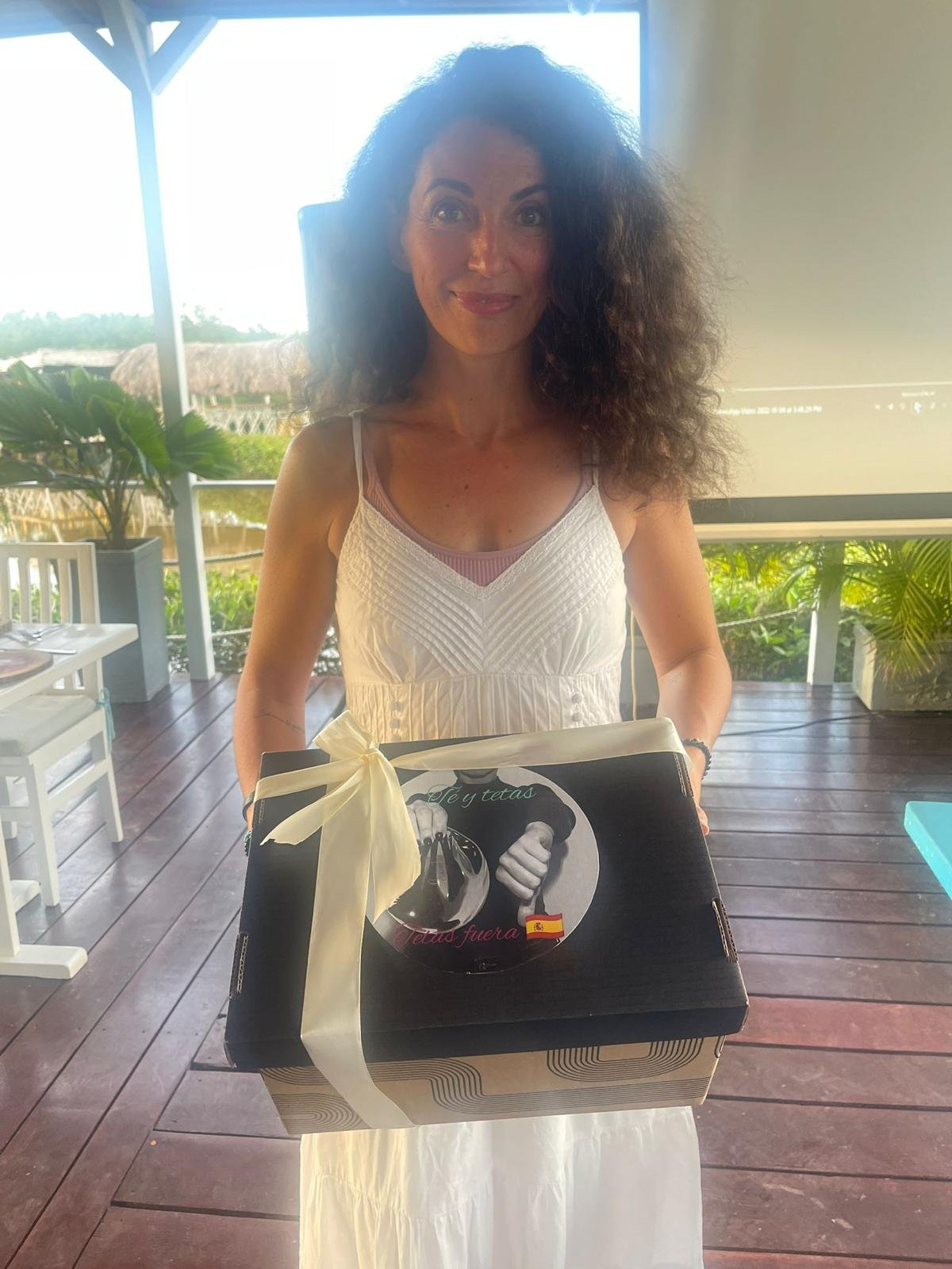 Montse Camacho con el reconocimiento Té y Tetas Fuera