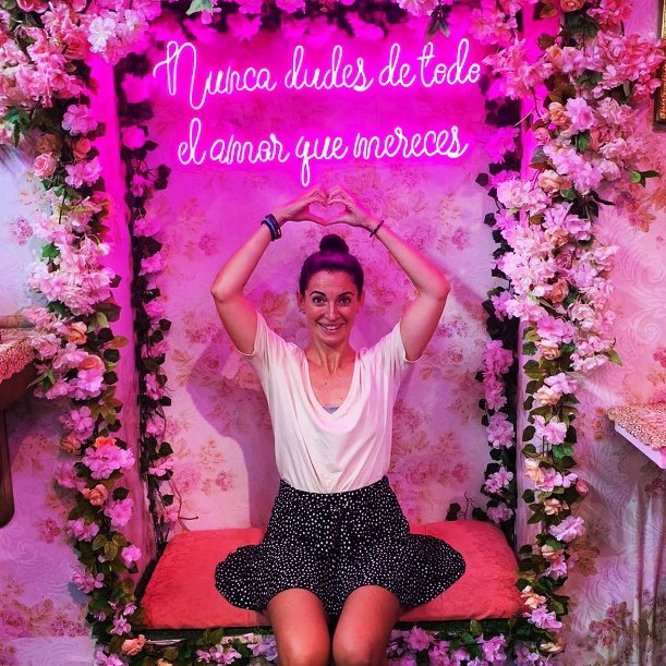 Montse Camacho en el banco floral con el lema Nunca dudes de todo el amor que mereces